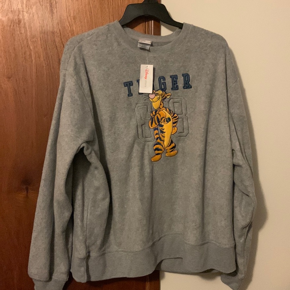 Woman’s Disney Store Tigger Sweatshirt(no hoodie)